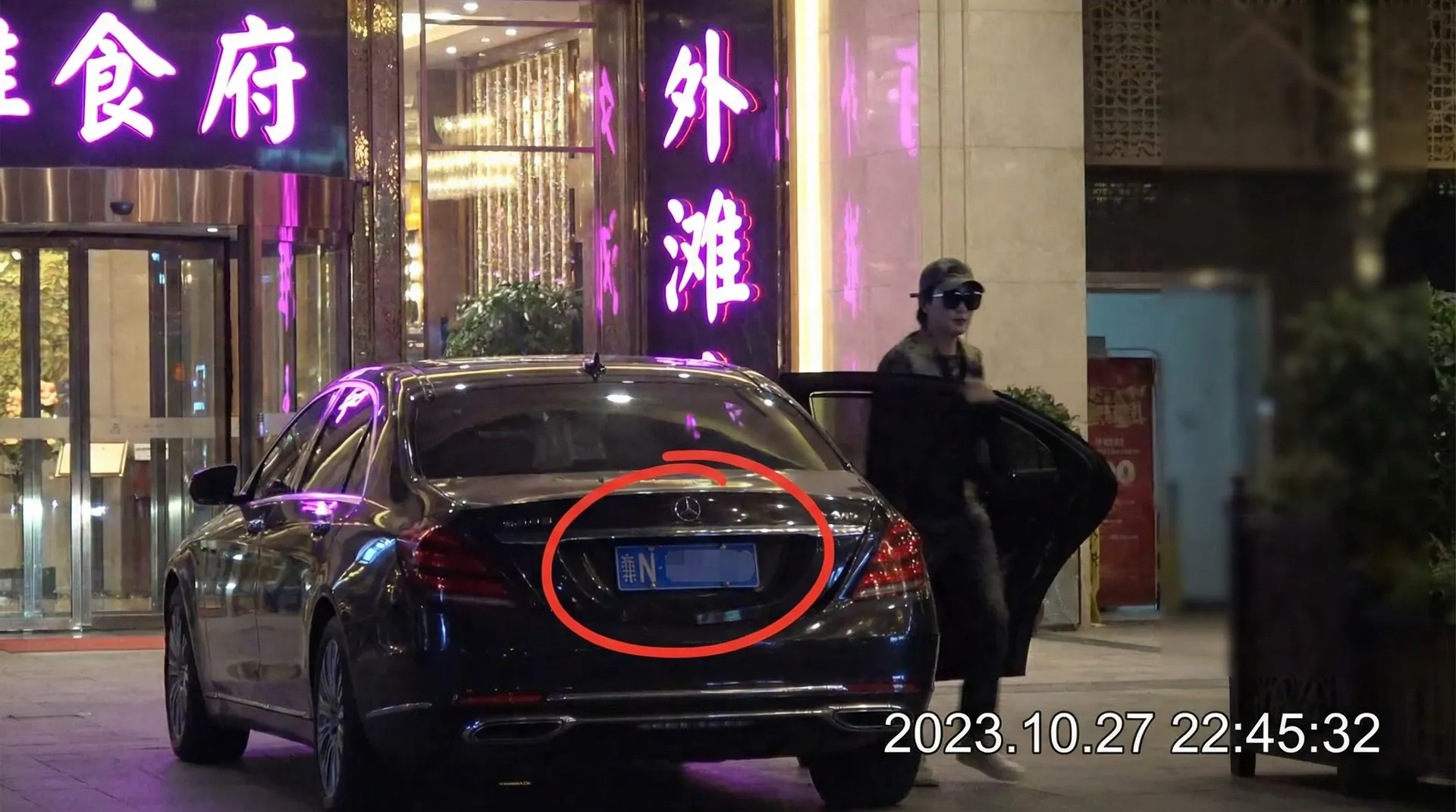 博业体育平台app - 豪车餐厅外被拍